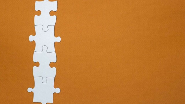 Puzzle pieces orange med 1200x800